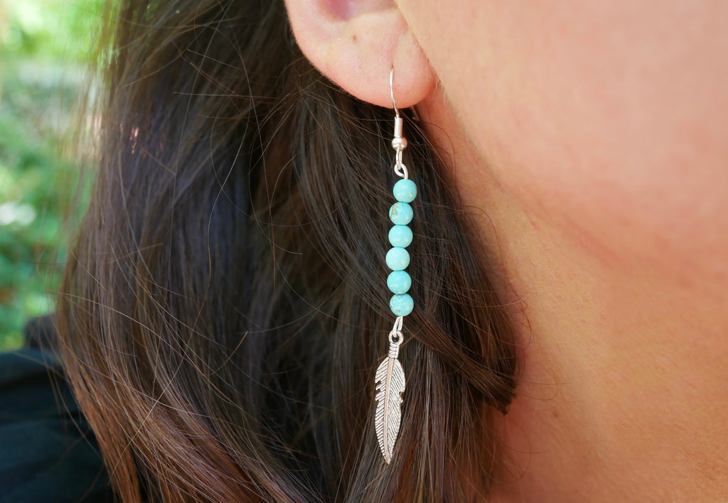 Boucles d'oreilles pendantes en Howlite Turquoise et plume