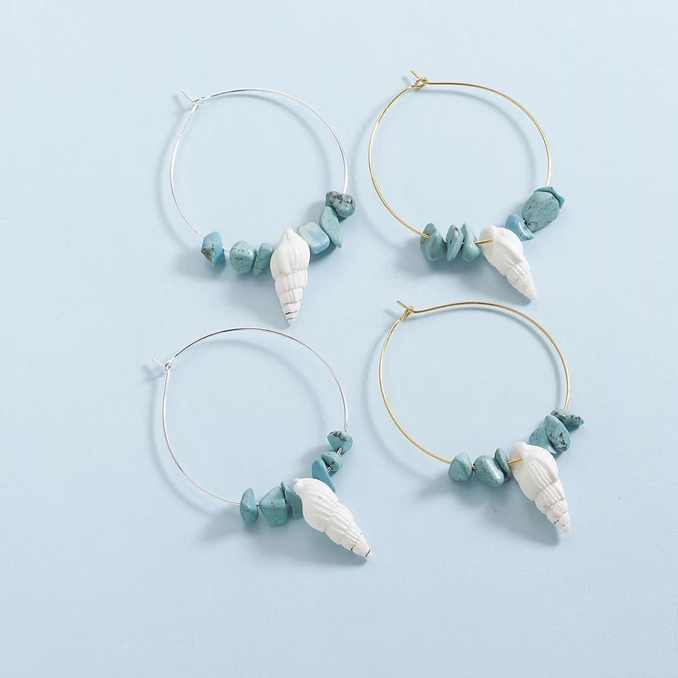 Boucles d'oreilles forme créole en coquillages et Howlite Turquoise