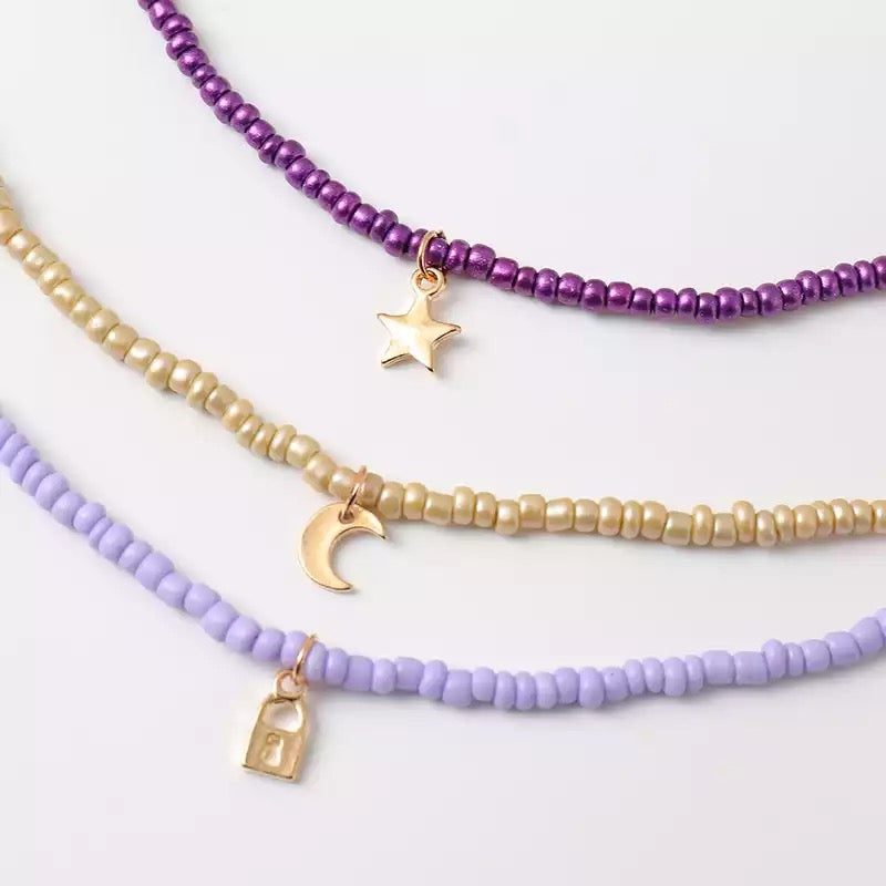 Ensemble de 3 colliers en perles. Violet et or