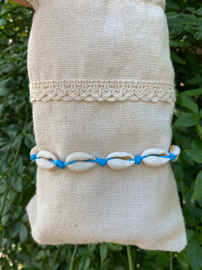 Chaîne de cheville bleue avec coquillages cauris