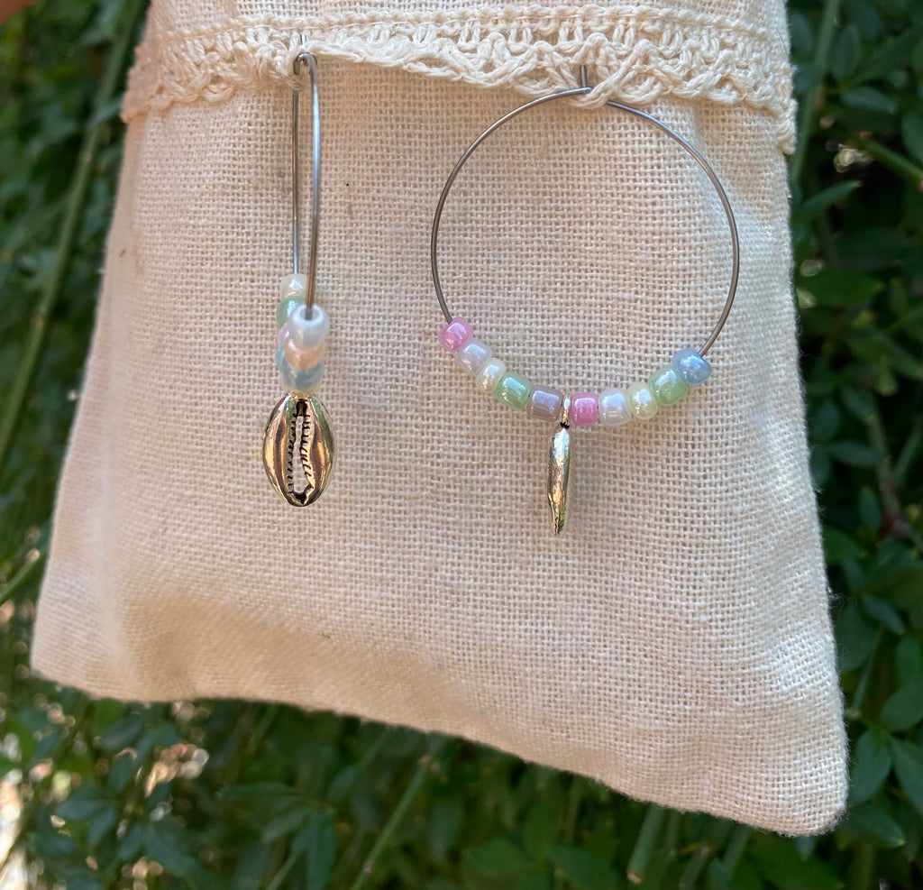 Boucles d'oreilles créoles en perles nacrées et breloque coquillage cauri