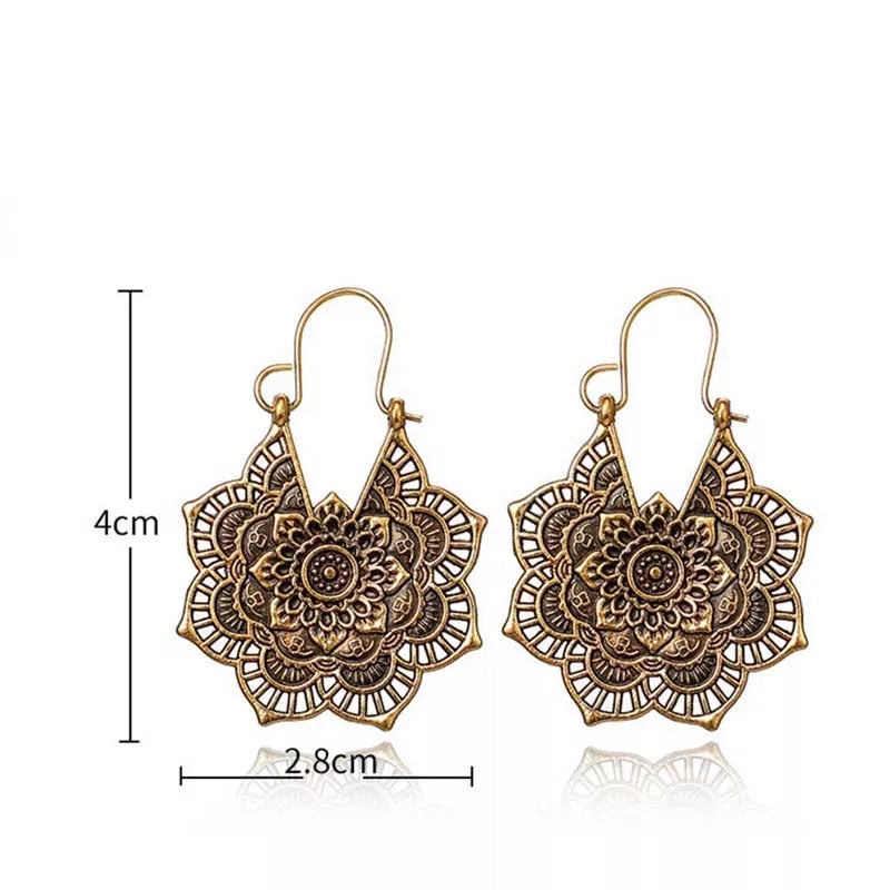 Boucles d'oreilles bohèmes en dentelle dorée modèle Lotus