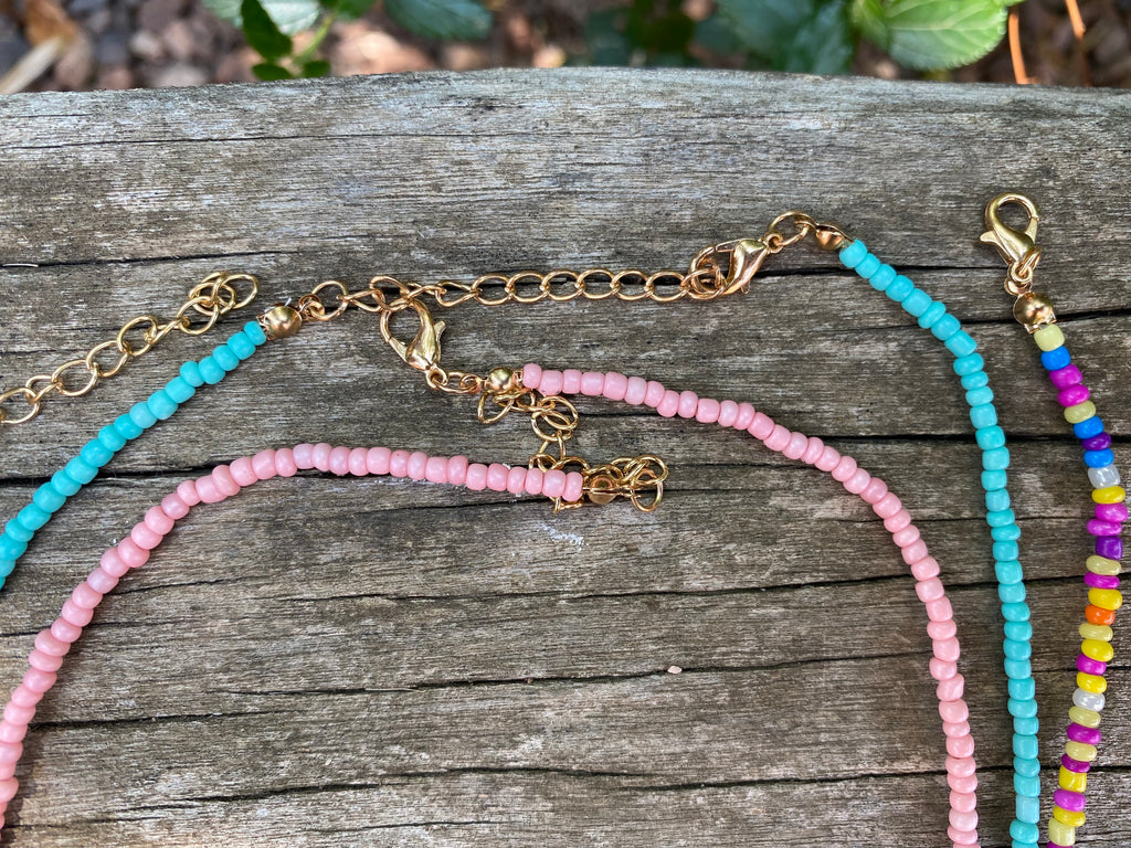 Ensemble de 3 colliers en perles. Vert d’eau, multicolore et rose