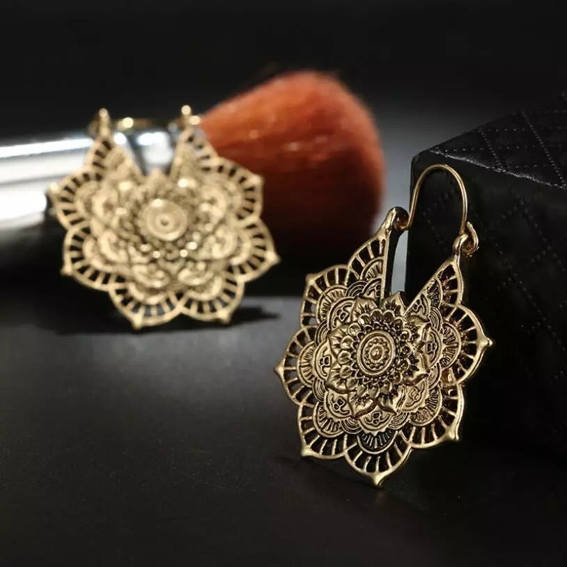 Boucles d'oreilles bohèmes en dentelle dorée modèle Lotus