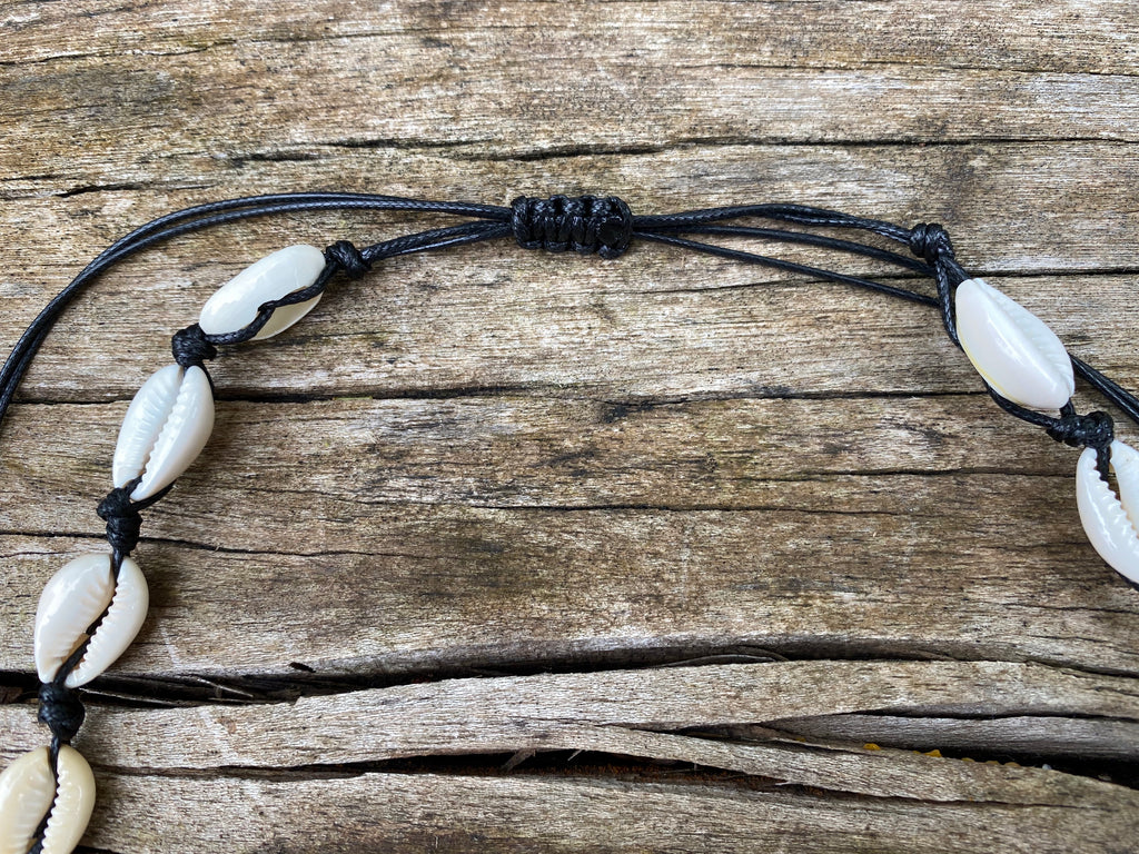 Parure collier et bracelet noirs en coquillages cauris naturels