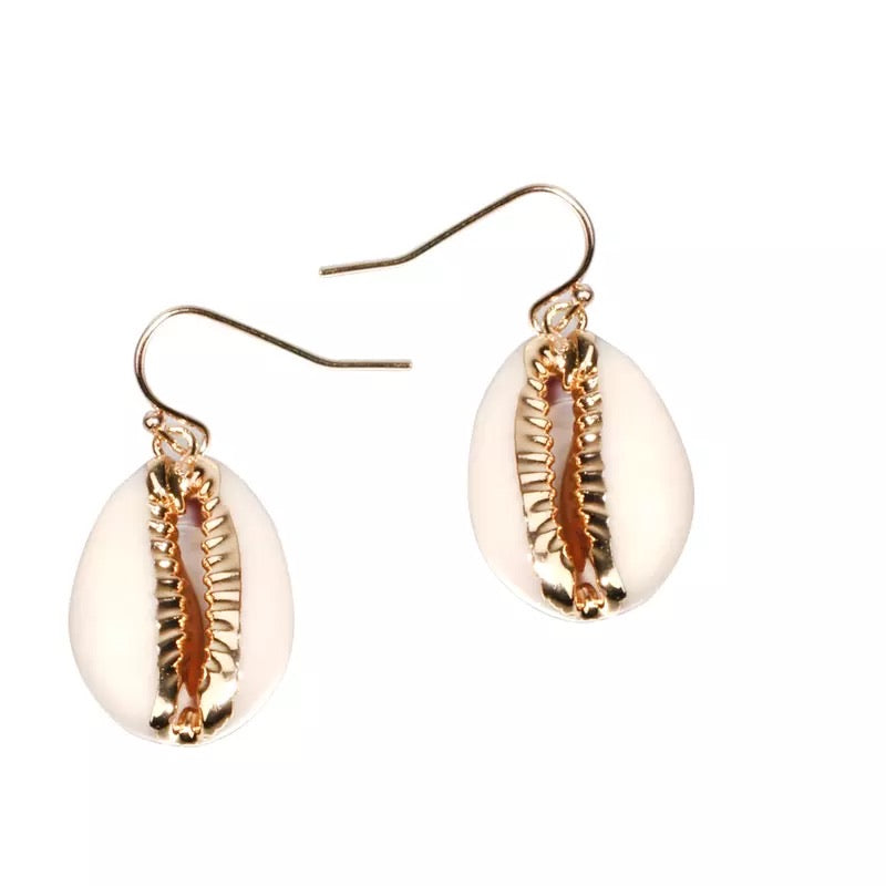 Boucles d'oreilles dorées pendantes en coquillages cauris