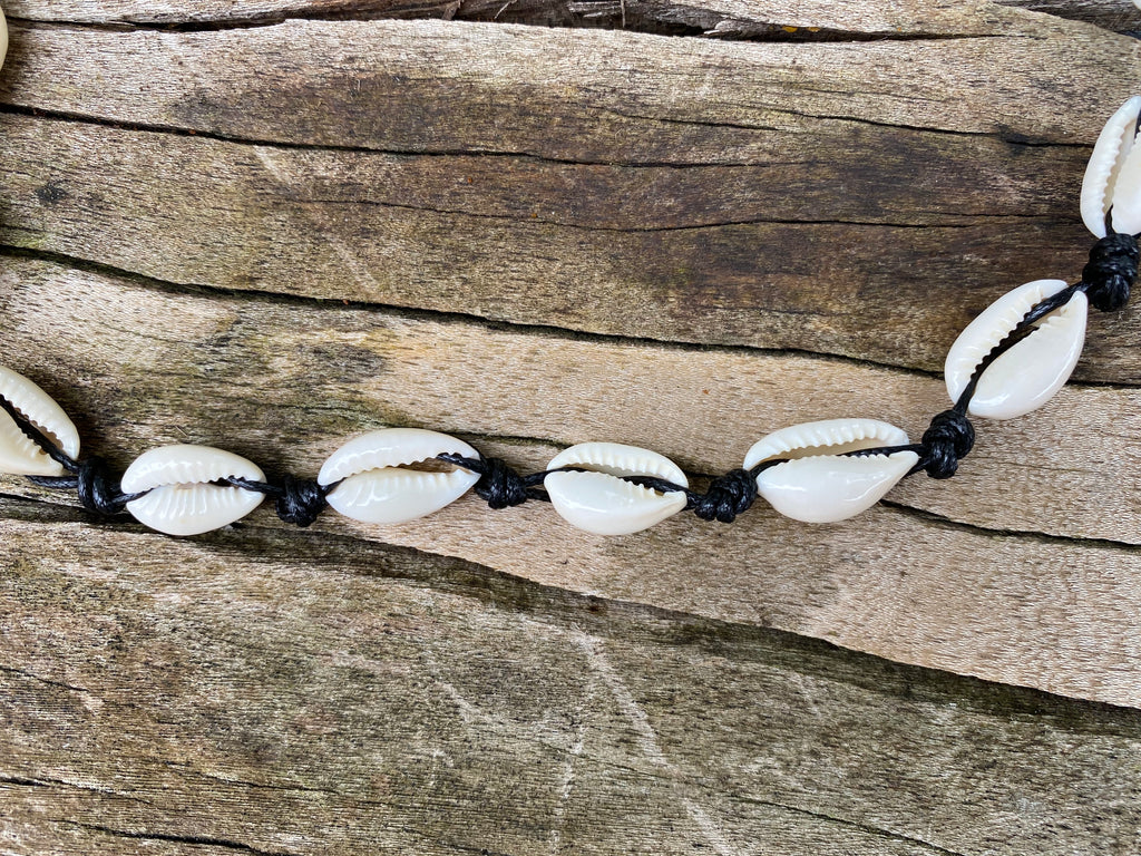 Parure collier et bracelet noirs en coquillages cauris naturels