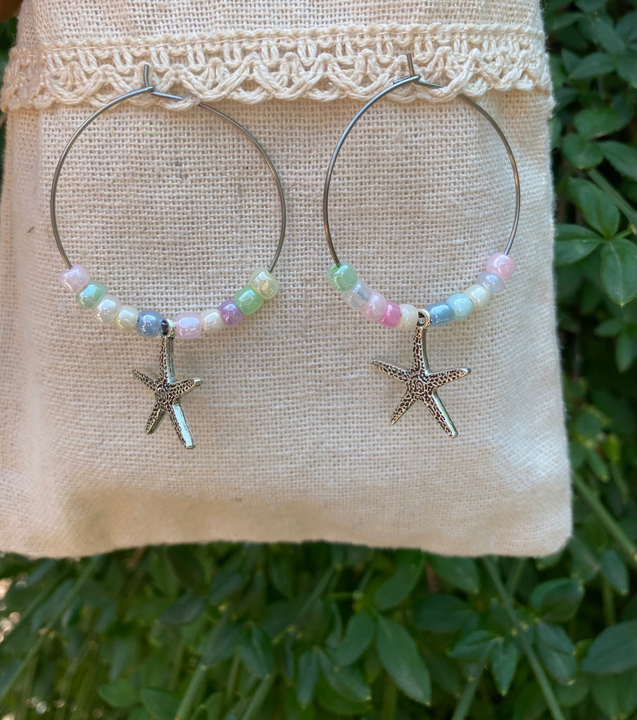 Boucles d'oreilles créoles en perles nacrées et breloque étoile de mer