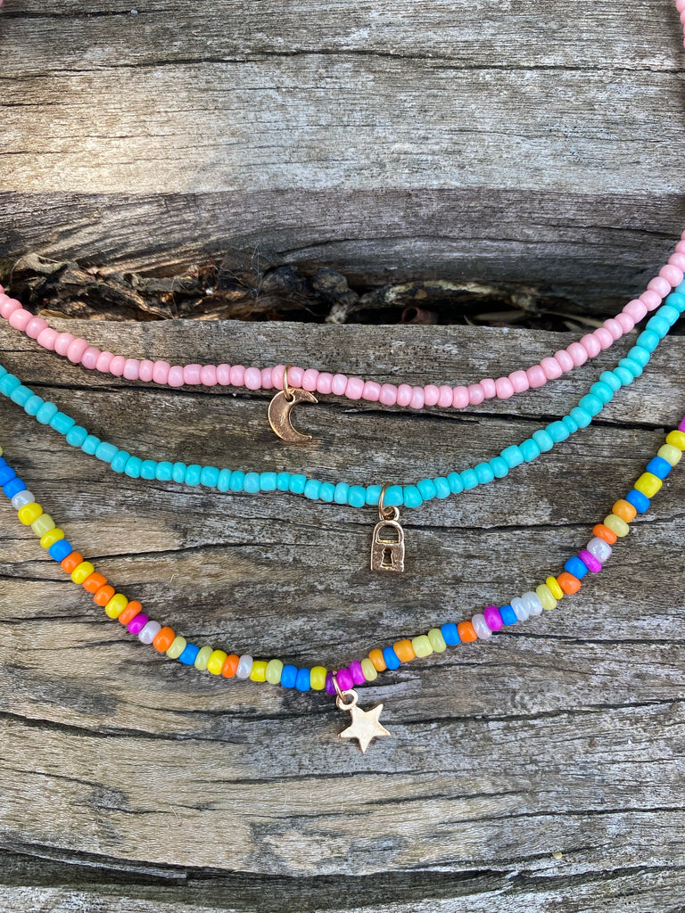 Ensemble de 3 colliers en perles. Vert d’eau, multicolore et rose