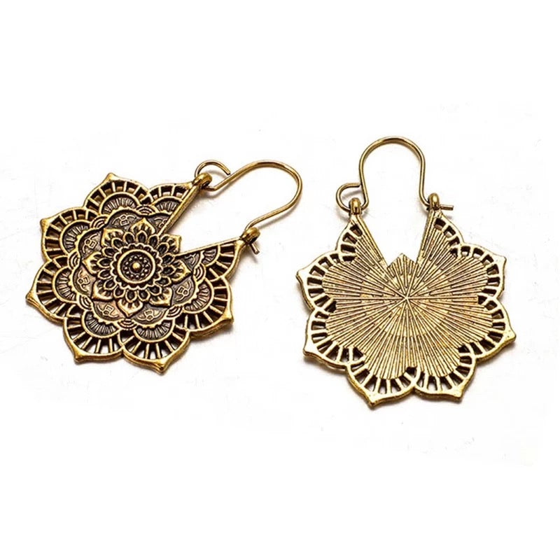 Boucles d'oreilles bohèmes en dentelle dorée modèle Lotus