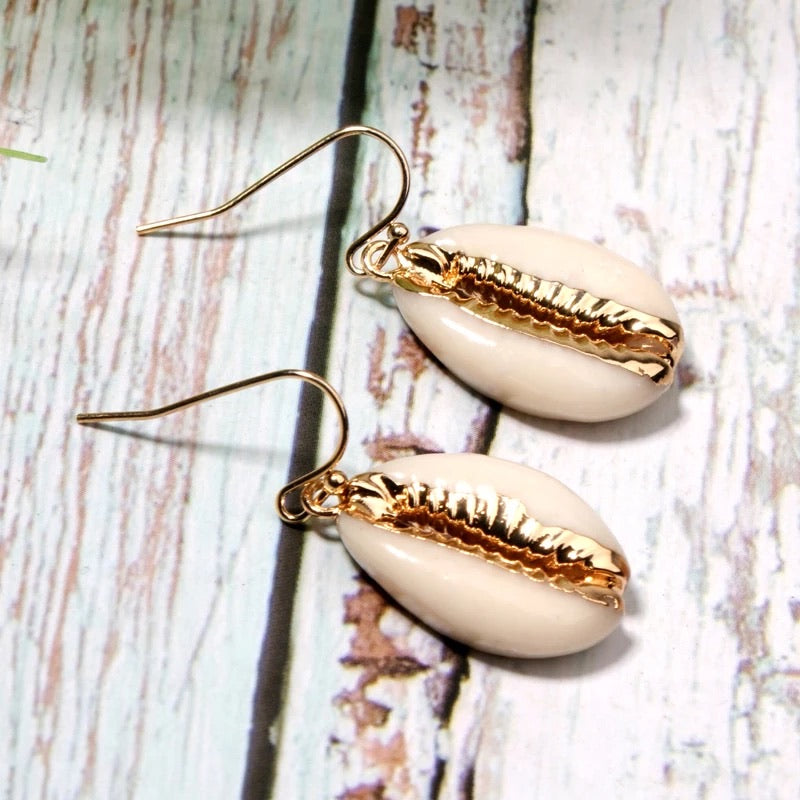 Boucles d'oreilles dorées pendantes en coquillages cauris