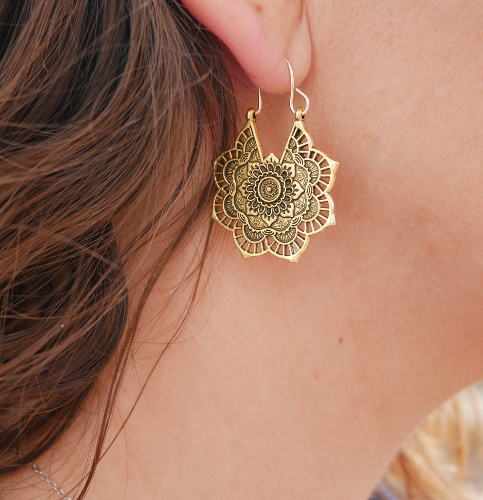 Boucles d'oreilles bohèmes en dentelle dorée modèle Lotus