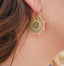 Boucles d'oreilles bohèmes en dentelle dorée modèle Lotus