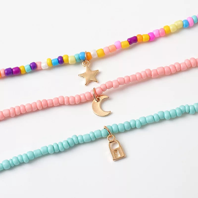 Ensemble de 3 colliers en perles. Vert d’eau, multicolore et rose