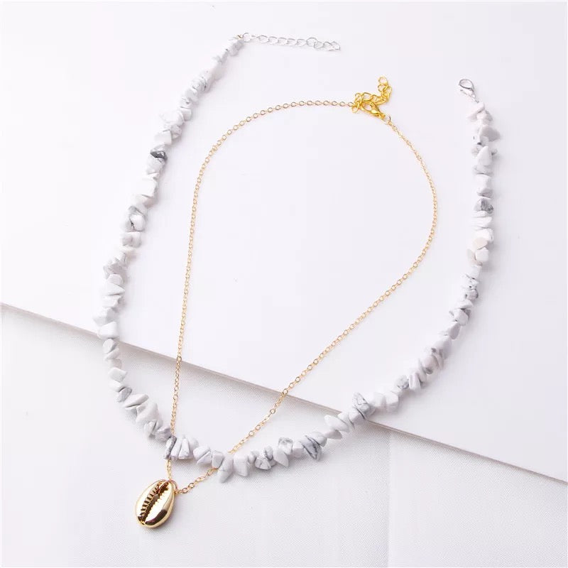 Collier en coquillage Cauri et perles en Howlite blanche