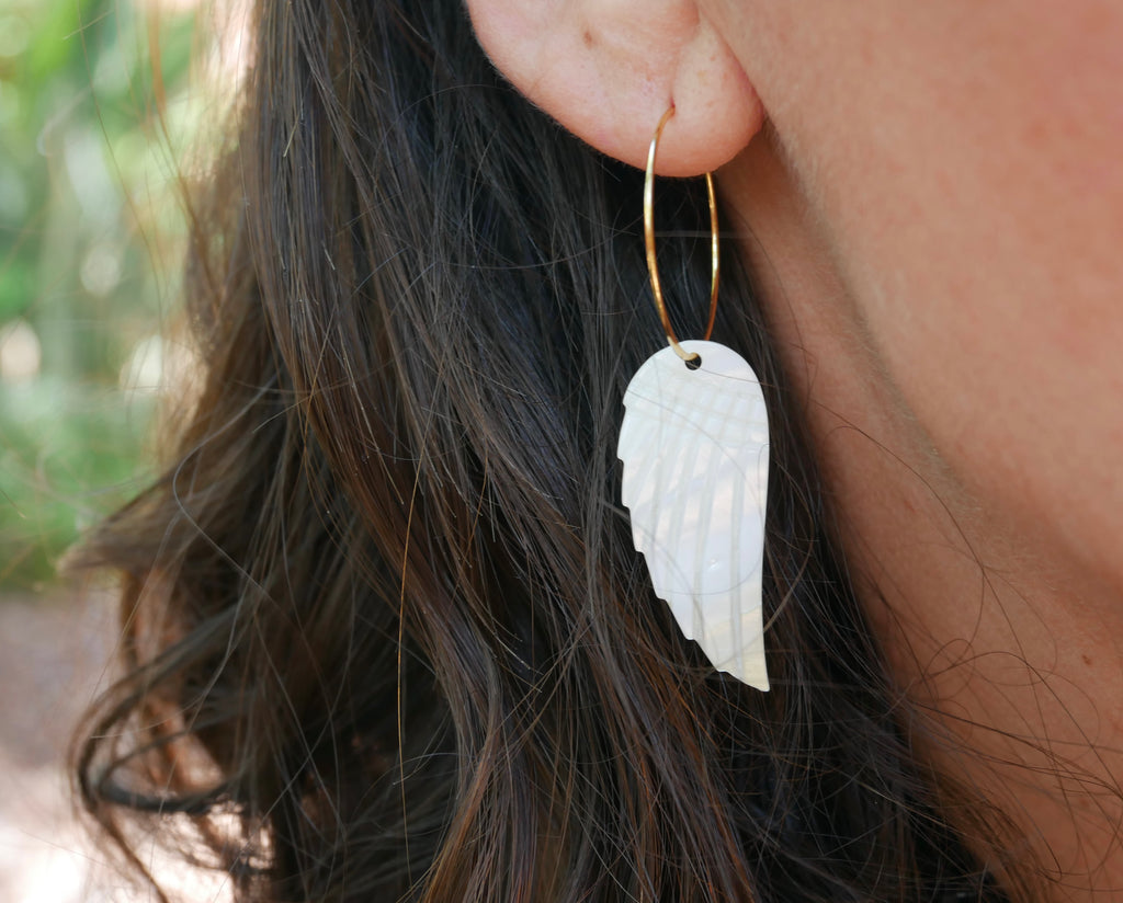 Boucles d'oreilles créoles et aile d’ange en nacre