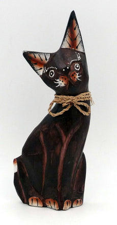 Chat marron en bois, collier en rotin 12 cm