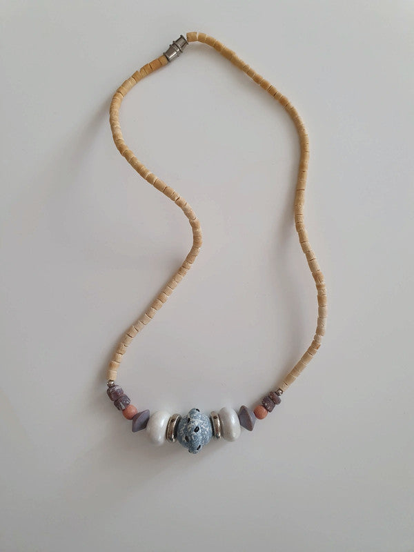 Collier ethnique en perles et coquillages de Tahiti