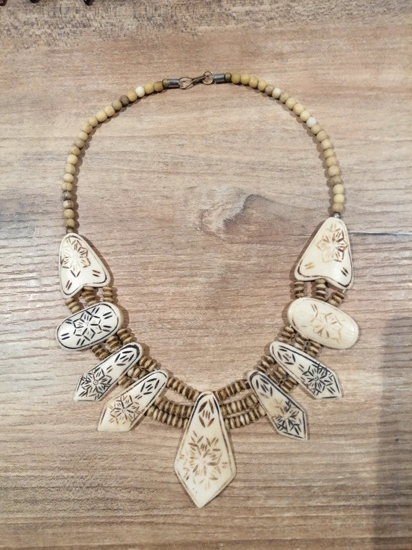 Collier ethnique en os de buffle artisanat du Népal