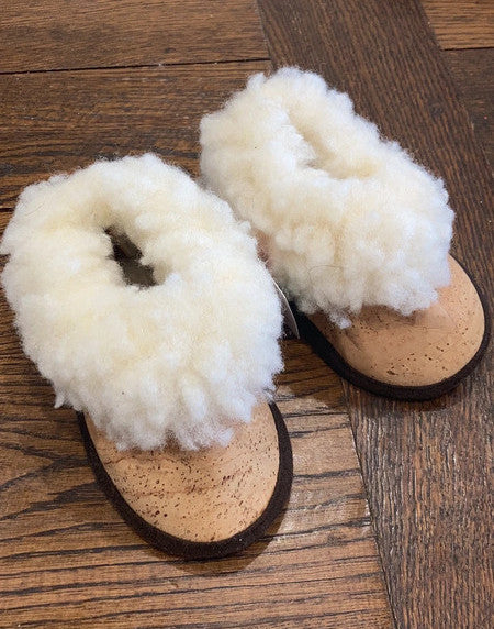 Chaussons pour bébé en écorce de liège et laine synthétique.