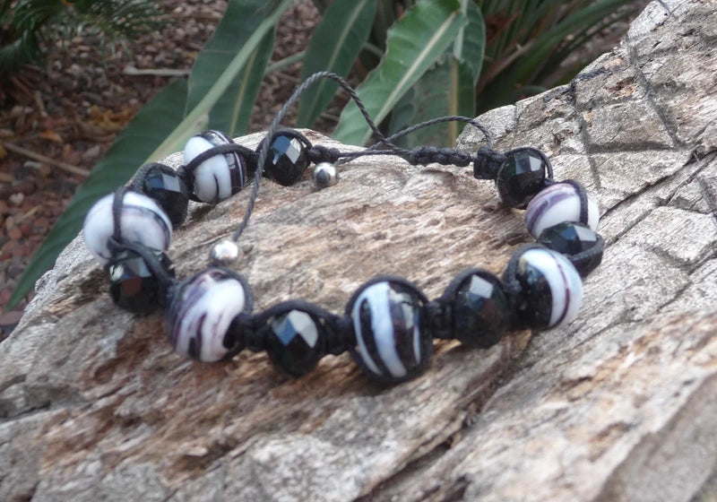 Bracelet "Mathilda" en perles de verre noires et blanches
