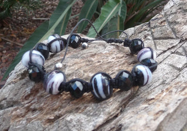 Bracelet "Mathilda" en perles de verre noires et blanches