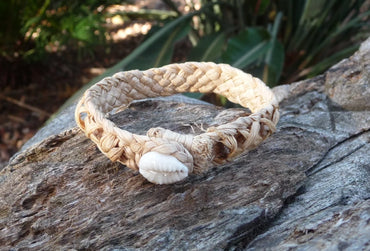 Bracelet Tahitien tressé avec coquillage cauri