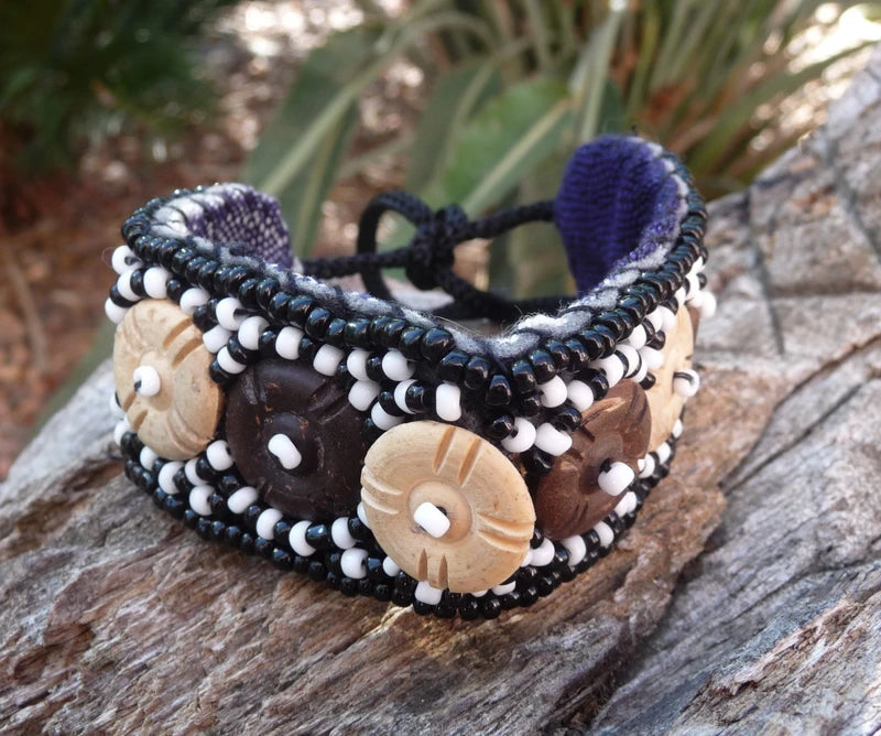 Bracelet en tissu ikat, perles de noix de coco artisanat Bali