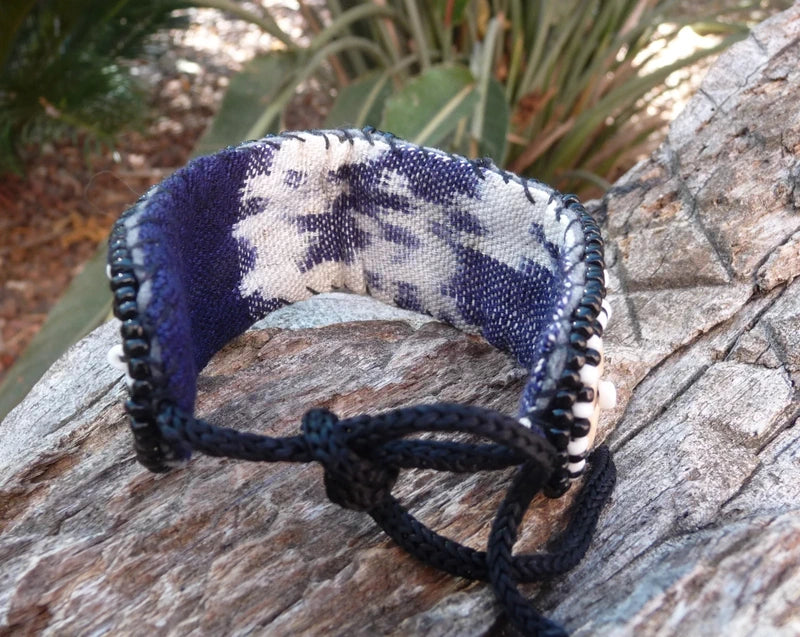 Bracelet en tissu ikat, perles de noix de coco artisanat Bali