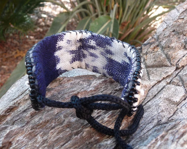 Bracelet en tissu ikat, perles de noix de coco artisanat Bali