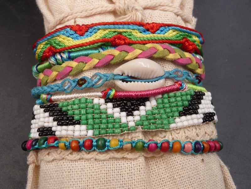 Bracelet manchette bohème cauris, cuir et perles