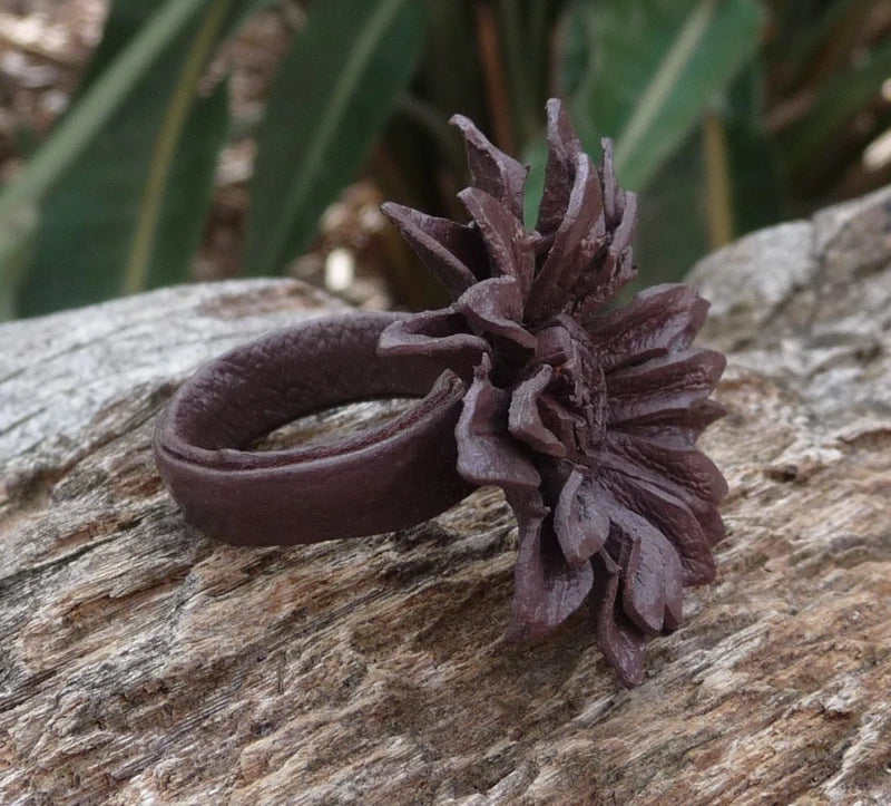 Bague Vintage en cuir marguerite  fleur marron chocolat taille réglable