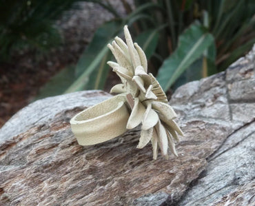 Bague Vintage en cuir marguerite fleur couleur lin taille réglable