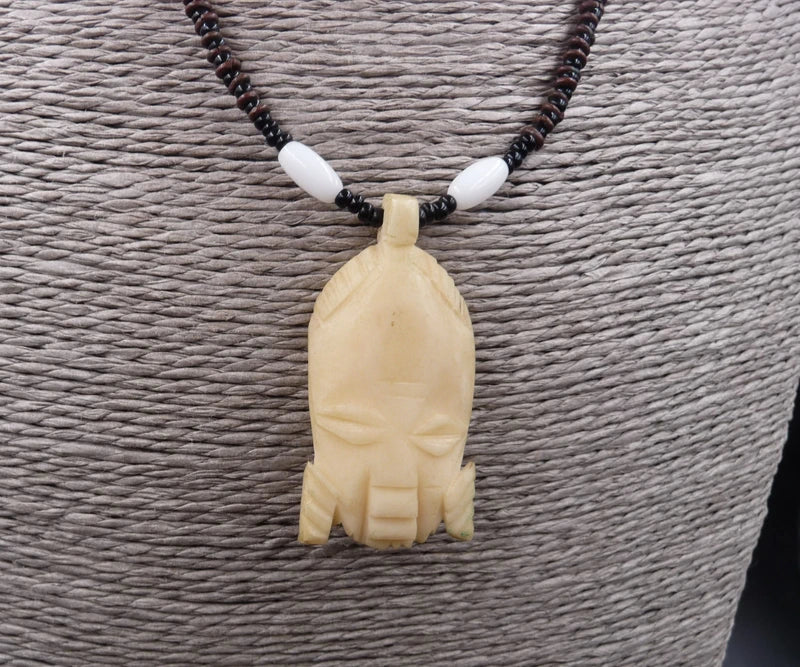 Collier avec pendentif os de buffle sculpté et gravé masque Africain