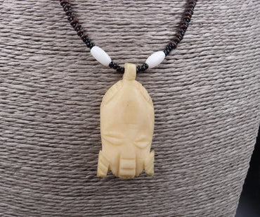 Collier avec pendentif os de buffle sculpté et gravé masque Africain