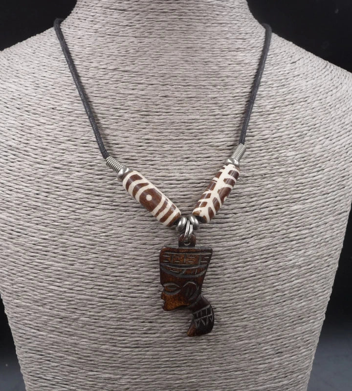 Collier Tête Africaine en os de buffle gravé - Artisanat de Côte d'Ivoire