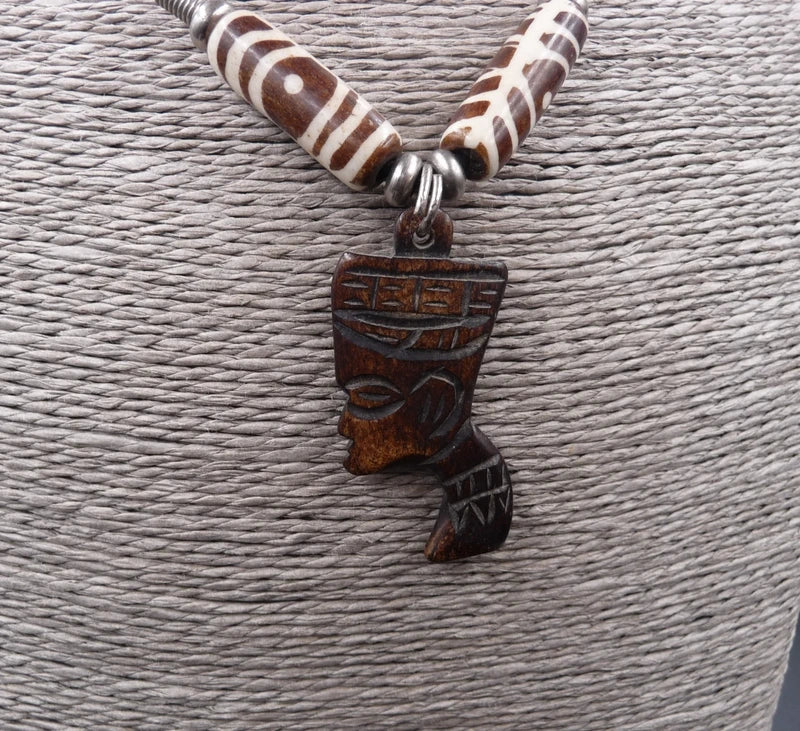 Collier Tête Africaine en os de buffle gravé - Artisanat de Côte d'Ivoire