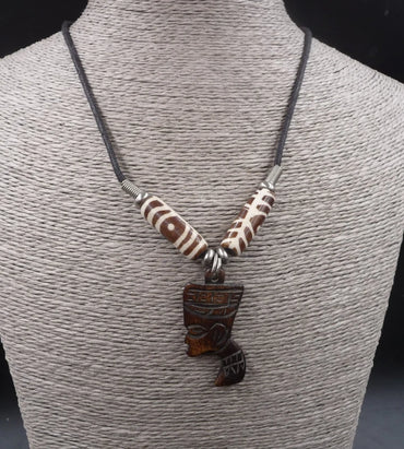 Collier Tête Africaine en os de buffle gravé - Artisanat de Côte d'Ivoire