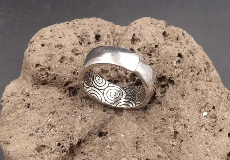Bague homme / femme en acier inoxydable gravé "Om Mani Padme Hum"