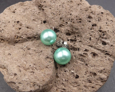 Boucles d’oreilles clous en Argent 925 – Perle d’eau douce verte