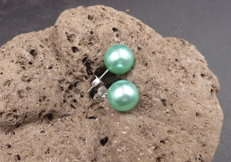 Boucles d’oreilles clous en Argent 925 – Perle d’eau douce verte