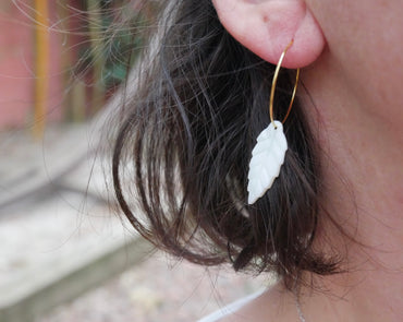 Boucles d'oreilles créoles et feuile en nacre