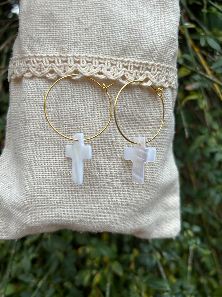 Boucles d'oreilles créoles et croix en nacre