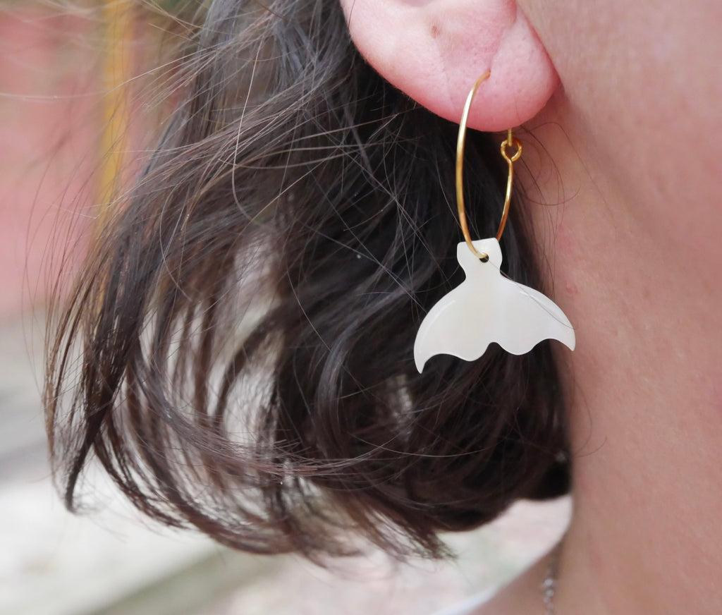 Boucles d'oreilles créoles et queue de baleine en nacre