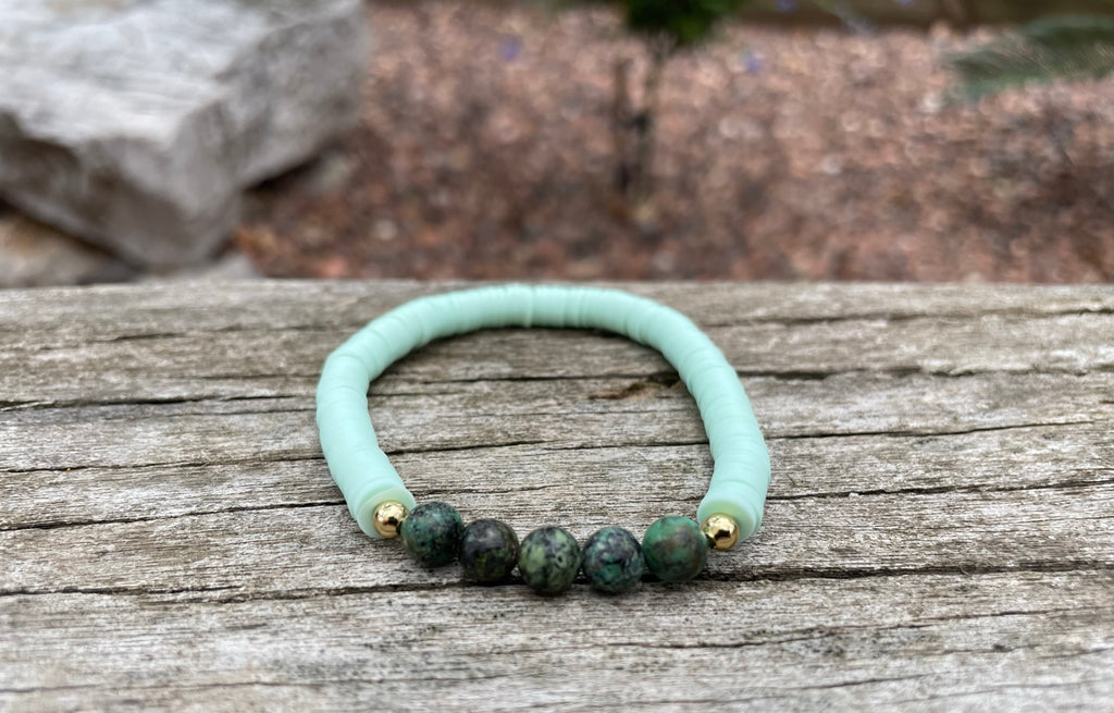 Bracelet élastique de lithothérapie en Turquoise Africaine foncée et perles Heishi