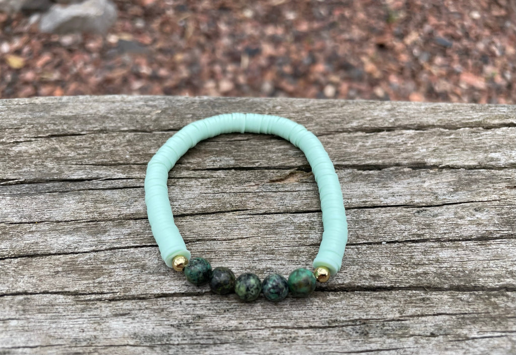 Bracelet élastique de lithothérapie en Turquoise Africaine foncée et perles Heishi