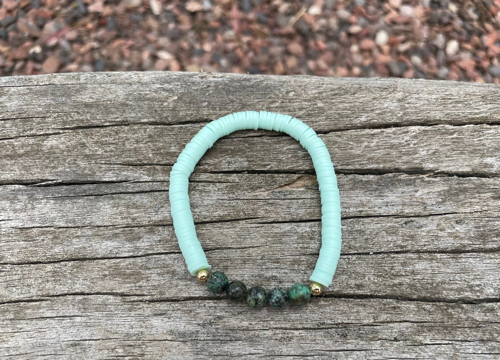 Bracelet élastique de lithothérapie en Turquoise Africaine foncée et perles Heishi