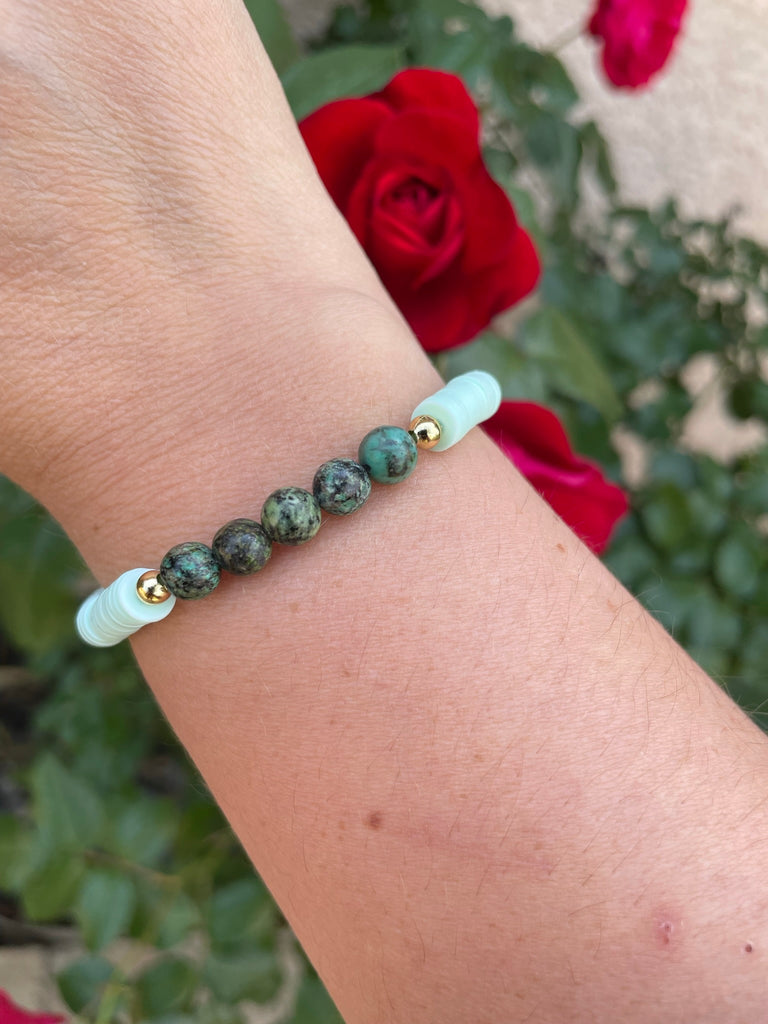 Bracelet élastique de lithothérapie en Turquoise Africaine foncée et perles Heishi