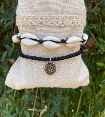 Chaîne de cheville noire en coquillages Cauris et Lotus