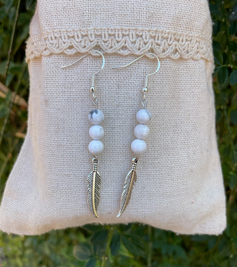 Boucles d'oreilles 3 boules en Howlite Blanche naturelle et breloque plume